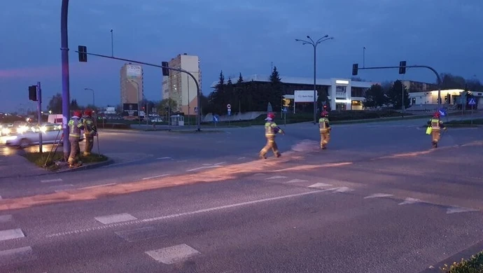 Strażacy usuwali rozlane paliwo na Armii Krajowej i Piłsudskiego