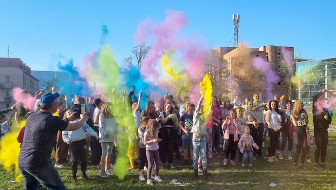 Kolorowe szaleństwo na placu Pofranciszkańskim [ZDJĘCIA i FILM]