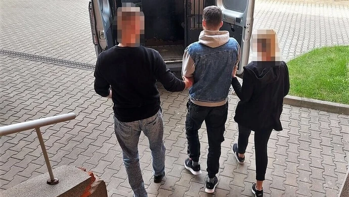 Młodzi ludzie pobili i okradli 27-latka