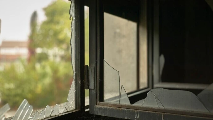 Wybił szybę i uciekł