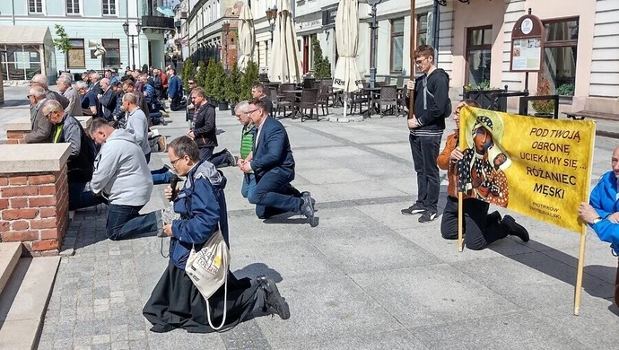 Pogrążeni w modlitwie szli ulicami Piotrkowa (ZDJĘCIA)