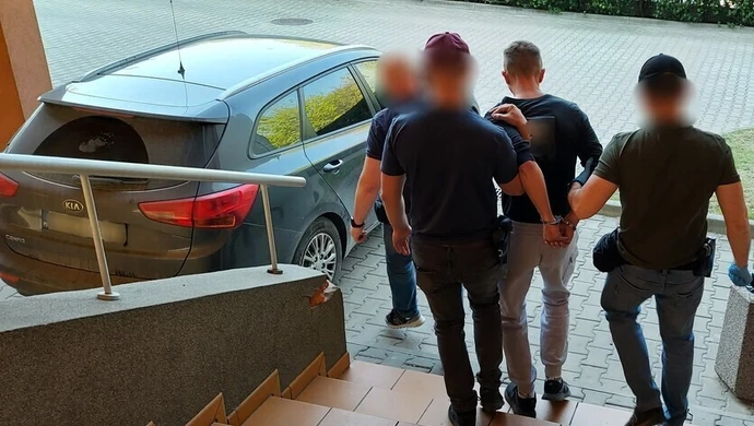 Pobili i okradli 21-latka