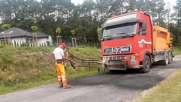 Patcher naprawiał gminne drogi