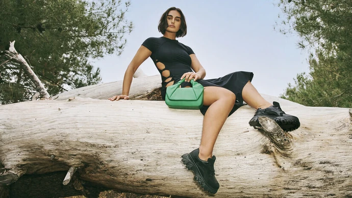 Z czym nosić sneakersy, by wyglądać kobieco?