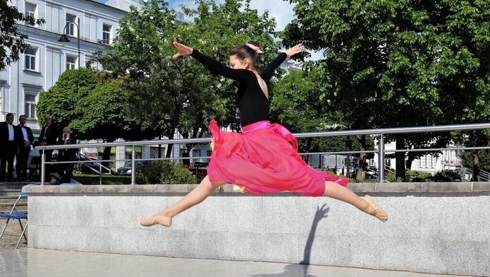 Artystyczny happening w parku