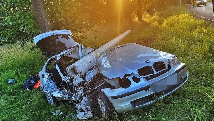 Pijany 30-latek uderzył w słup. Grozi mu więzienie