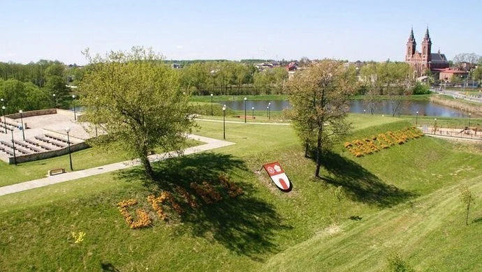 Zielone pozostałości po pałacu w fortecy