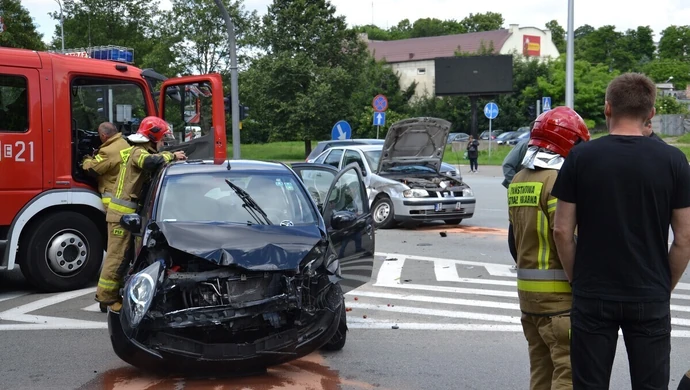 Zderzenie osobówek w centrum Piotrkowa (ZDJĘCIA)