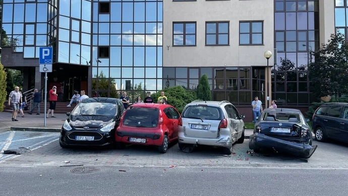 Staranował 5 samochodów przy ZUS-ie. Zawinił owad? (ZDJĘCIA)