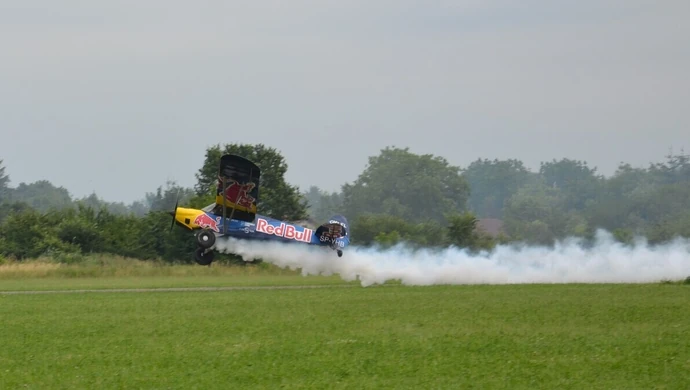 Chwile grozy na Fly Fest. Widz porwał samolot [ZDJĘCIA]