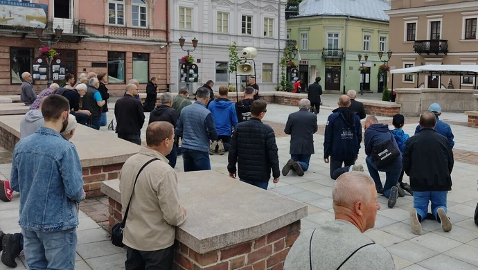 Z różańcem modlili się o miłość