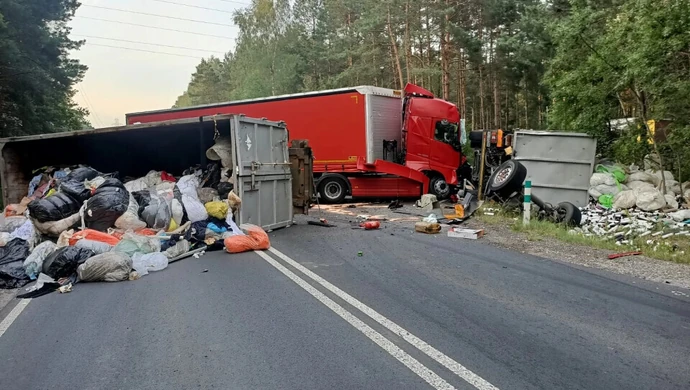Zderzenie ciężarówek. Śmieci na drodze
