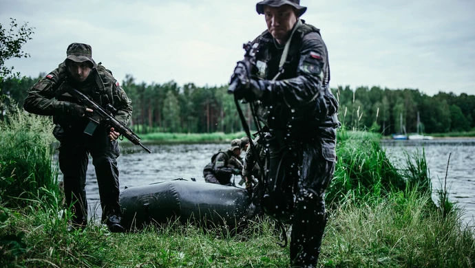Terytorialsi szkolą się nad zalewem Sulejowskim 