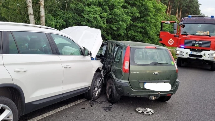 Jedna osoba ranna po zderzeniu osobówek