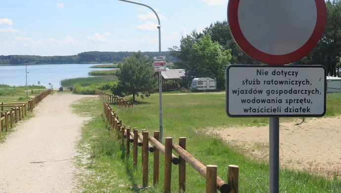 Droga niezgody nad Zalewem Sulejowskim