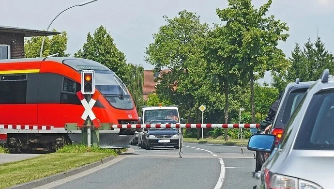 Ciężarówka staranowała zapory kolejowe