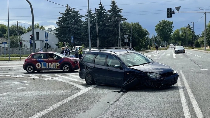 Zderzenie "osobówek" na Słowackiego w Piotrkowie