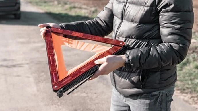 Poszukiwany rozbił samochód na drzewie. A to nie koniec