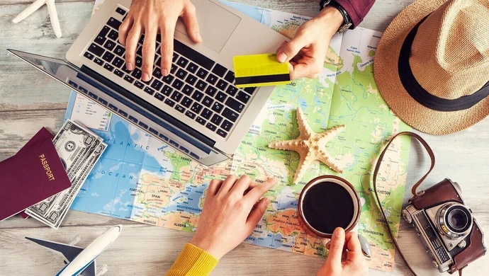 Wakacje za granicą. Lepiej płacić kartą czy gotówką?
