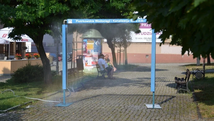 Kurtyny wodne jednak stanęły