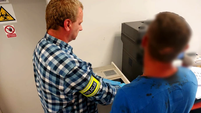 Awanturnik okazał się także złodziejem