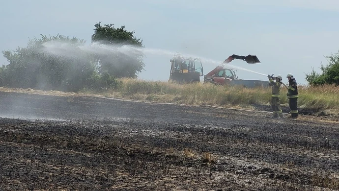 Pożar kombajnu w Nowej Wsi w gminie Sulejów [ZDJĘCIA]