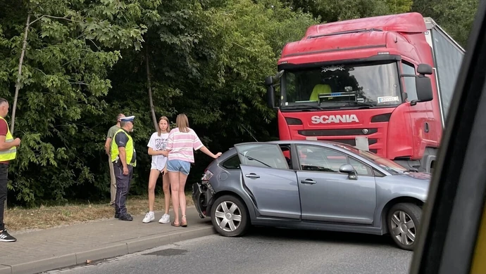 Zderzenie tira i osobówki w Piotrkowie (ZDJĘCIA)