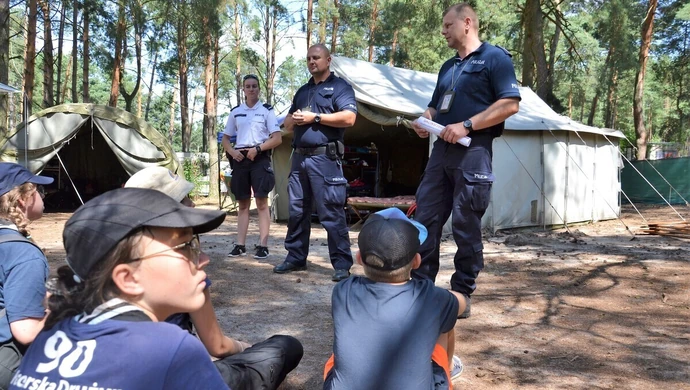Policja wchodzi do obozów (ZDJĘCIA)