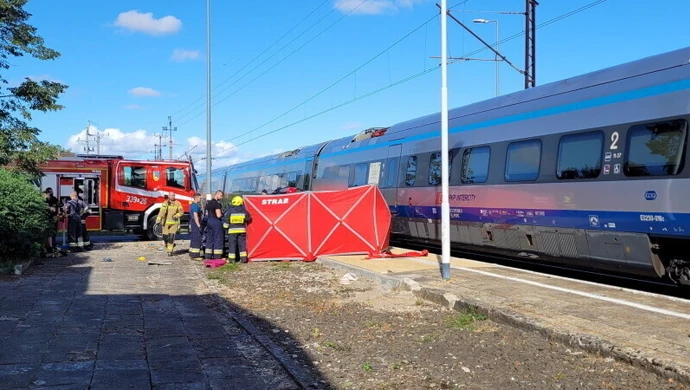 Opel z powiatu piotrkowskiego zderzył się z Pendolino. Jedna osoba nie żyje