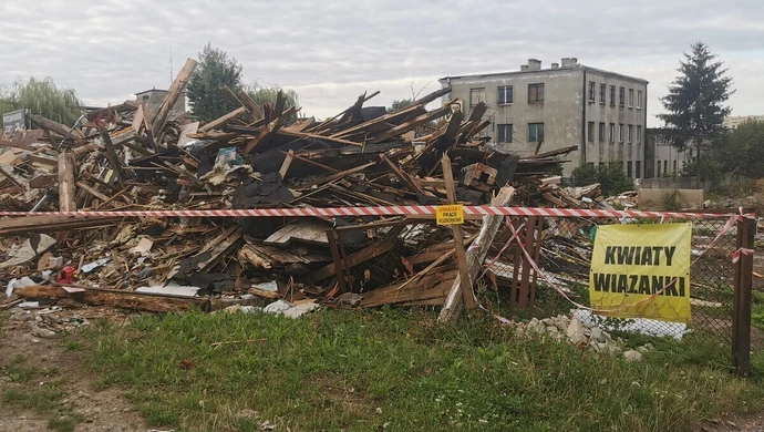 Teren rozbiórki ogrodzony