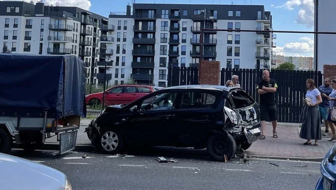 Staranował zaparkowane auto (ZDJĘCIA)