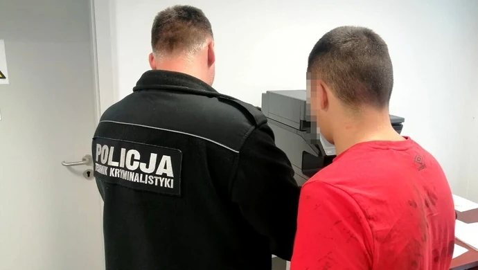 19-latek wybijał szyby w bloku. Był pijany