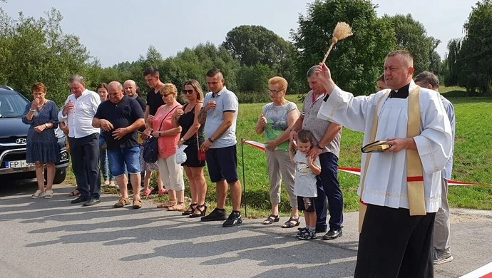 Gieski z nową drogą i... altaną