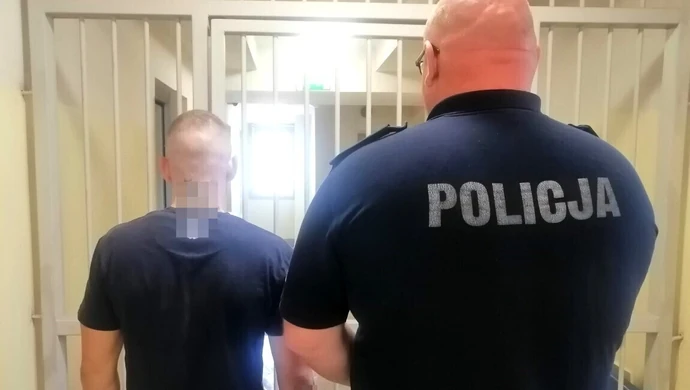 Był poszukiwany. Przyszedł pod komendę i zaczął... przeklinać