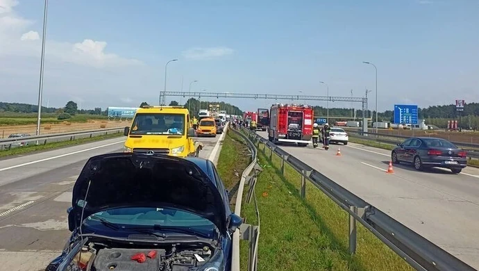 Zderzenie ośmiu aut na S8. Droga była całkowicie zablokowana