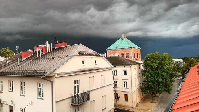 Chmury wiszą nad miastem