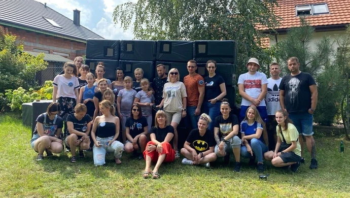 Budowali budy dla bezdomnych kotów