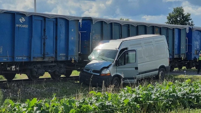 Glina. Samochód dostawczy wjechał pod pociąg