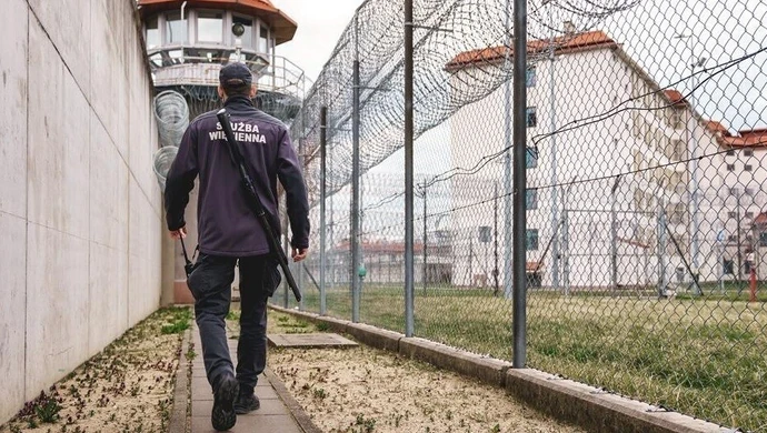 Areszt oferuje pracę