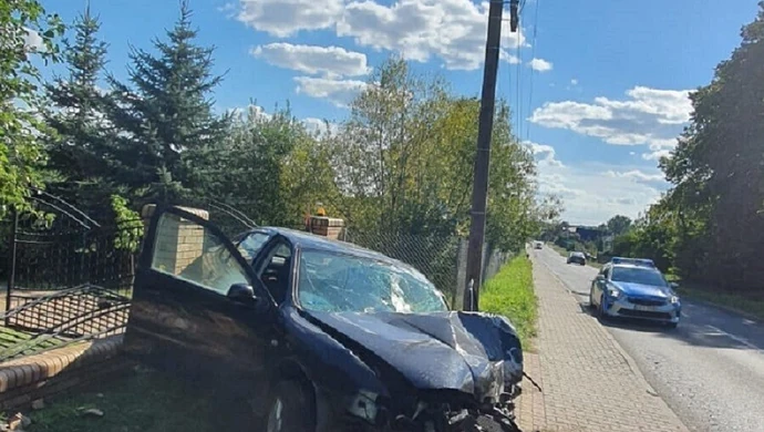 Pijana jechała do pracy. Rozbiła auto i ogrodzenie
