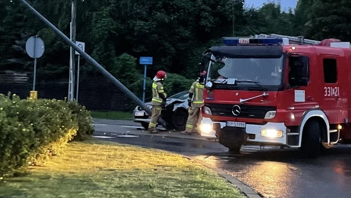 Stracił panowanie, uderzył w latarnię (ZDJĘCIA)