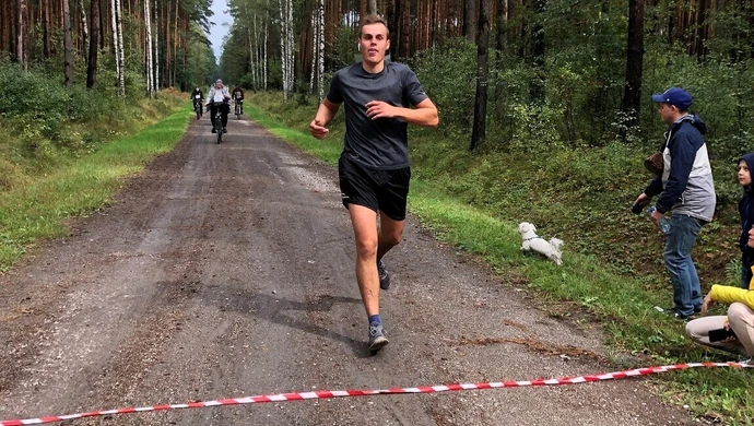 Biegiem i rowerem, by pomóc Piotrowi