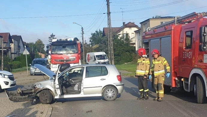 Zderzenie osobówek w Piotrkowie. Jedna wjechała w ogrodzenie