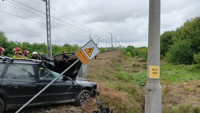 Auto wjechało wprost pod pociąg (ZDJĘCIA)