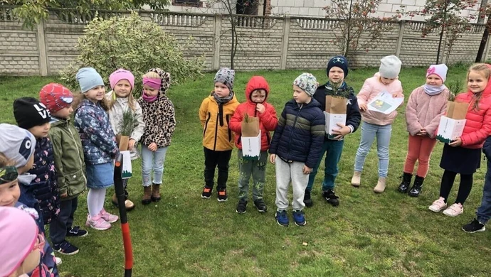 Przedszkolaki sadziły drzewka