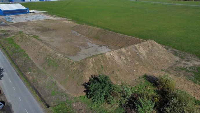 Hałdy ziemi na lotnisku. Co tam powstanie?