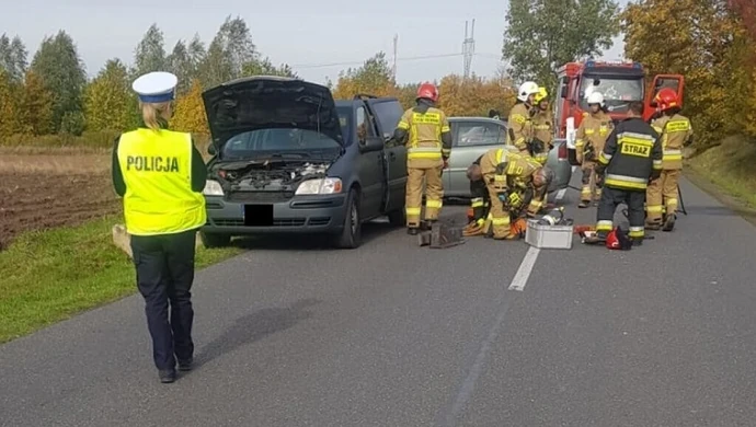 Uderzył w auto stojące na poboczu