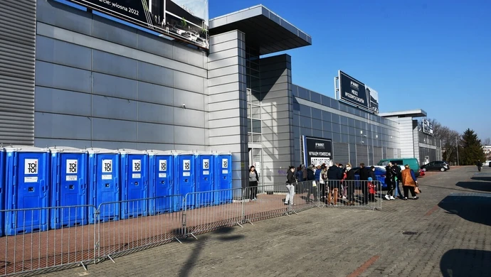 Kilkuset uchodźców wciąż mieszka w hali przy ul. Dmowskiego