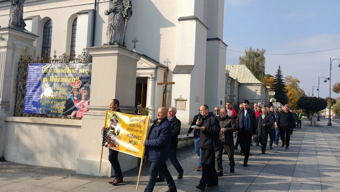 Męski Publiczny Różaniec w Piotrkowie tym razem w ramach modlitwy ogólnoświatowej