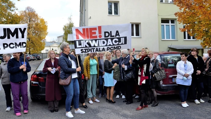 Protest przed szpitalem. W Piotrkowie zabraknie porodówki? [ZDJĘCIA]